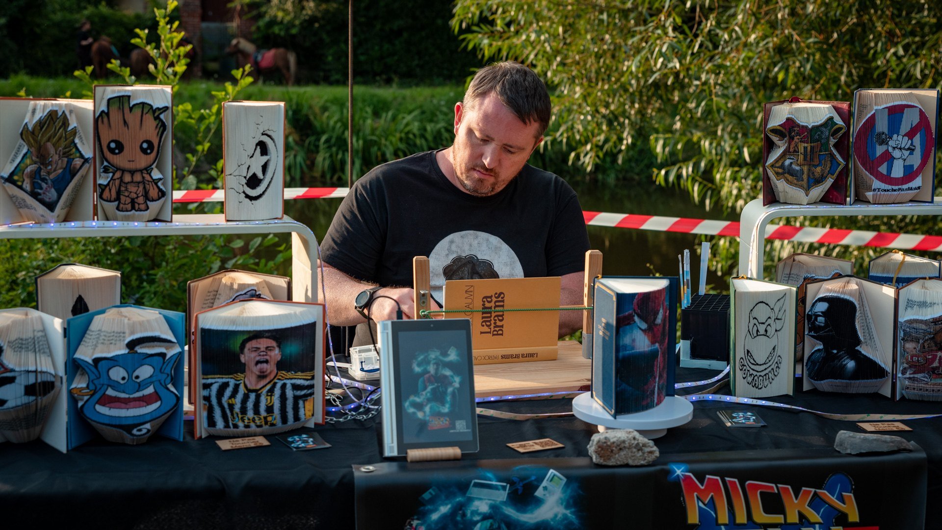 Micky McFly en train de créer sur son stand